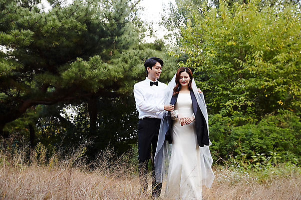 포토 JPG 주간 전신 부부 커플 응시 여자 남자 행복 웨딩드레스 결혼 안기 자연 사랑 미소 사람 20대 성인 야외 두명 앞모습 30대 한국인 가을 예복 설레임 신랑신부 올림픽공원 성인만 어깨에손 국내포토 자연요소 시선 드레스 옷 계절 공원 감정 신부_웨딩 뷰포인트 신랑 관계 모션 서울 표정 동양인 이벤트 청년 장년 생태계 파일형식