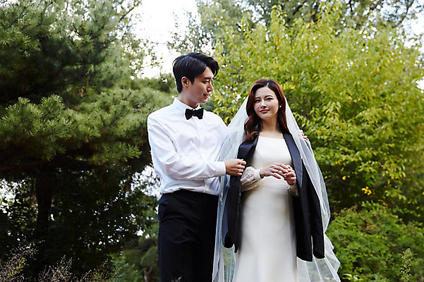 포토 JPG 주간 전신 부부 커플 응시 여자 남자 행복 로우앵글 웨딩드레스 결혼 자연 면사포 사랑 미소 사람 상반신 20대 성인 야외 두명 30대 한국인 가을 예복 설레임 신랑신부 올림픽공원 성인만 국내포토 자연요소 시선 드레스 옷 계절 공원 감정 신부_웨딩 뷰포인트 신랑 관계 서울 표정 동양인 이벤트 청년 장년 생태계 결혼소품 파일형식