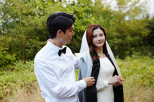 포토 JPG 주간 부부 커플 응시 여자 남자 행복 결혼 자연 면사포 사랑 미소 사람 상반신 20대 성인 야외 두명 옆모습 30대 한국인 가을 예복 설레임 신랑신부 올림픽공원 성인만 국내포토 자연요소 시선 옷 계절 공원 감정 신부_웨딩 뷰포인트 신랑 관계 서울 표정 동양인 이벤트 청년 장년 생태계 결혼소품 파일형식