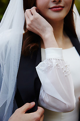 포토 JPG 주간 부부 커플 여자 남자 행복 웨딩드레스 결혼 면사포 사랑 미소 사람 근접촬영 상반신 20대 성인 야외 두명 옆모습 신체부위 30대 한국인 가을 팔 설레임 신랑신부 올림픽공원 성인만 국내포토 자연요소 드레스 계절 공원 감정 신부_웨딩 뷰포인트 신랑 관계 서울 표정 동양인 이벤트 청년 장년 결혼소품 파일형식