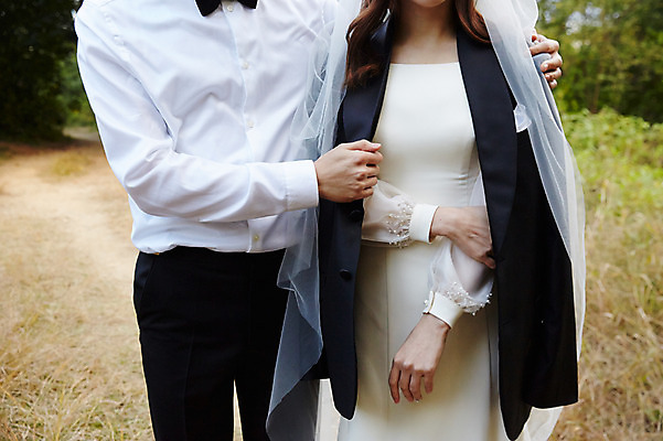 포토 JPG 주간 부부 커플 여자 남자 행복 웨딩드레스 결혼 안기 자연 면사포 사랑 사람 상반신 20대 성인 야외 두명 앞모습 30대 한국인 가을 예복 설레임 신랑신부 올림픽공원 성인만 국내포토 자연요소 드레스 옷 계절 공원 감정 신부_웨딩 뷰포인트 신랑 관계 모션 서울 동양인 이벤트 청년 장년 생태계 결혼소품 파일형식