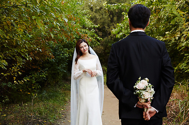 포토 JPG 주간 부부 커플 응시 여자 남자 행복 부케 웨딩드레스 결혼 자연 사랑 미소 사람 상반신 20대 성인 야외 두명 앞모습 뒷모습 30대 한국인 가을 비밀 예복 설레임 신랑신부 올림픽공원 성인만 국내포토 자연요소 시선 드레스 옷 계절 공원 감정 신부_웨딩 뷰포인트 꽃다발 신랑 컨셉 관계 서울 표정 동양인 이벤트 청년 장년 생태계 파일형식