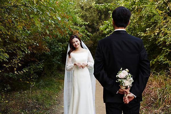 포토 JPG 주간 부부 커플 응시 여자 남자 행복 부케 웨딩드레스 결혼 자연 사랑 미소 사람 상반신 20대 성인 야외 두명 앞모습 뒷모습 30대 마주보기 한국인 가을 비밀 예복 설레임 신랑신부 올림픽공원 성인만 국내포토 자연요소 시선 드레스 옷 계절 공원 감정 신부_웨딩 뷰포인트 꽃다발 신랑 컨셉 관계 모션 서울 표정 동양인 이벤트 청년 장년 생태계 파일형식