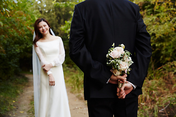 포토 JPG 주간 부부 커플 응시 여자 남자 행복 부케 웨딩드레스 결혼 자연 사랑 미소 사람 상반신 20대 성인 야외 두명 앞모습 뒷모습 30대 마주보기 한국인 가을 비밀 예복 설레임 신랑신부 올림픽공원 성인만 국내포토 자연요소 시선 드레스 옷 계절 공원 감정 신부_웨딩 뷰포인트 꽃다발 신랑 컨셉 관계 모션 서울 표정 동양인 이벤트 청년 장년 생태계 파일형식