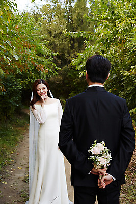 포토 JPG 주간 전신 부부 커플 응시 여자 남자 행복 부케 웨딩드레스 결혼 자연 사랑 미소 사람 상반신 20대 성인 야외 두명 앞모습 뒷모습 30대 한국인 가을 비밀 예복 설레임 신랑신부 올림픽공원 성인만 국내포토 자연요소 시선 드레스 옷 계절 공원 감정 신부_웨딩 뷰포인트 꽃다발 신랑 컨셉 관계 서울 표정 동양인 이벤트 청년 장년 생태계 파일형식