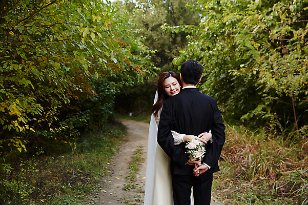 포토 JPG 주간 부부 커플 여자 남자 행복 부케 웨딩드레스 결혼 안기 자연 사랑 미소 사람 상반신 20대 성인 야외 두명 앞모습 뒷모습 30대 한국인 가을 예복 설레임 신랑신부 올림픽공원 성인만 국내포토 자연요소 드레스 옷 계절 공원 감정 신부_웨딩 뷰포인트 꽃다발 신랑 관계 모션 서울 표정 동양인 이벤트 청년 장년 생태계 파일형식