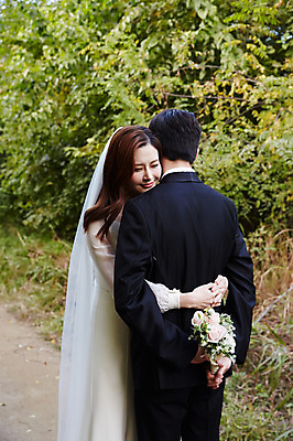 포토 JPG 주간 부부 커플 여자 남자 행복 부케 웨딩드레스 결혼 안기 면사포 사랑 미소 사람 상반신 20대 성인 야외 두명 앞모습 뒷모습 30대 한국인 가을 예복 설레임 신랑신부 올림픽공원 성인만 국내포토 자연요소 드레스 옷 계절 공원 감정 신부_웨딩 뷰포인트 꽃다발 신랑 관계 모션 서울 표정 동양인 이벤트 청년 장년 결혼소품 파일형식