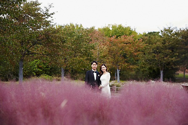 포토 JPG 주간 부부 커플 응시 공원 여자 남자 행복 결혼 사랑 미소 사람 상반신 20대 성인 야외 두명 앞모습 30대 팔짱 한국인 가을 예복 설레임 신랑신부 성인만 국내포토 자연요소 시선 옷 계절 공공시설 감정 신부_웨딩 뷰포인트 신랑 관계 모션 표정 동양인 이벤트 청년 장년 파일형식