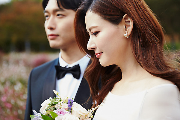 포토 JPG 주간 커플 응시 여자 남자 꽃 행복 부케 결혼 사랑 미소 사람 근접촬영 상반신 20대 성인 야외 두명 옆모습 30대 한국인 가을 예복 설레임 신랑신부 올림픽공원 성인만 국내포토 자연요소 식물 시선 옷 계절 공원 감정 신부_웨딩 뷰포인트 꽃다발 신랑 관계 서울 표정 동양인 이벤트 청년 장년 파일형식