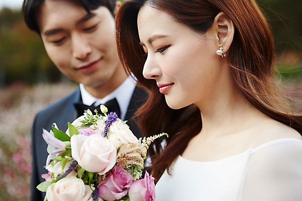 포토 JPG 주간 커플 응시 여자 남자 꽃 행복 부케 결혼 사랑 미소 사람 근접촬영 상반신 20대 성인 야외 두명 옆모습 30대 한국인 가을 설레임 신랑신부 올림픽공원 성인만 국내포토 자연요소 식물 시선 계절 공원 감정 신부_웨딩 뷰포인트 꽃다발 신랑 관계 서울 표정 동양인 이벤트 청년 장년 파일형식