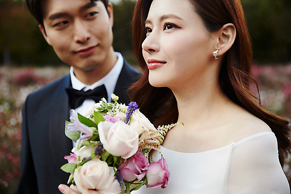 포토 JPG 주간 커플 응시 여자 남자 꽃 행복 부케 결혼 사랑 미소 사람 근접촬영 상반신 20대 성인 야외 두명 옆모습 30대 한국인 가을 설레임 신랑신부 올림픽공원 성인만 국내포토 자연요소 식물 시선 계절 공원 감정 신부_웨딩 뷰포인트 꽃다발 신랑 관계 서울 표정 동양인 이벤트 청년 장년 파일형식