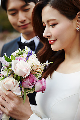 포토 JPG 주간 커플 응시 여자 남자 꽃 행복 부케 결혼 사랑 미소 사람 근접촬영 상반신 20대 성인 야외 두명 옆모습 30대 한국인 가을 설레임 신랑신부 올림픽공원 성인만 국내포토 자연요소 식물 시선 계절 공원 감정 신부_웨딩 뷰포인트 꽃다발 신랑 관계 서울 표정 동양인 이벤트 청년 장년 파일형식