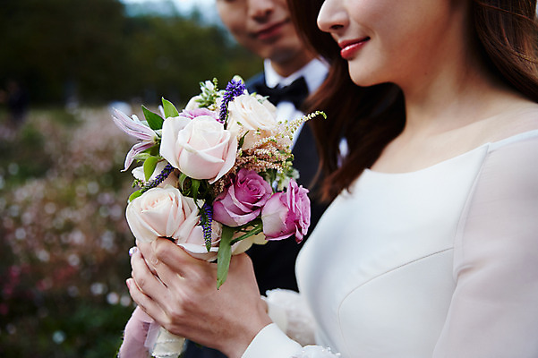 포토 JPG 주간 커플 응시 여자 남자 꽃 행복 부케 결혼 꽃밭 사랑 미소 사람 근접촬영 상반신 20대 성인 야외 두명 옆모습 30대 한국인 가을 설레임 신랑신부 올림픽공원 성인만 국내포토 자연요소 식물 시선 계절 공원 감정 신부_웨딩 뷰포인트 꽃다발 신랑 관계 서울 표정 동양인 이벤트 청년 장년 파일형식