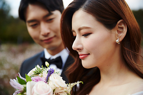 포토 JPG 주간 커플 응시 여자 남자 행복 부케 결혼 사랑 미소 사람 근접촬영 상반신 20대 성인 야외 두명 옆모습 30대 한국인 가을 설레임 신랑신부 올림픽공원 성인만 국내포토 자연요소 시선 계절 공원 감정 신부_웨딩 뷰포인트 꽃다발 신랑 관계 서울 표정 동양인 이벤트 청년 장년 파일형식