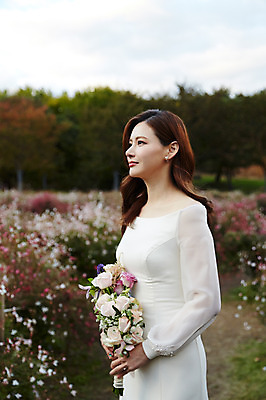 포토 JPG 주간 응시 드레스 여자 행복 신부 부케 결혼 꽃밭 사랑 한명 서기 미소 사람 상반신 성인 야외 옆모습 30대 한국인 가을 예복 설레임 신랑신부 올림픽공원 성인여자한명만 국내포토 자연요소 1 시선 옷 계절 공원 꽃 감정 신부_웨딩 뷰포인트 꽃다발 신랑 모션 서울 표정 동양인 이벤트 장년 여자한명만 성인여자만 파일형식