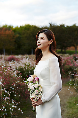 포토 JPG 주간 응시 드레스 여자 행복 신부 부케 결혼 꽃밭 사랑 한명 미소 사람 상반신 성인 야외 옆모습 30대 한국인 가을 예복 설레임 신랑신부 올림픽공원 성인여자한명만 국내포토 자연요소 1 시선 옷 계절 공원 꽃 감정 신부_웨딩 뷰포인트 꽃다발 신랑 서울 표정 동양인 이벤트 장년 여자한명만 성인여자만 파일형식 식물 공공시설 한국 인종 여자만 성인만 아시아 시설 나라