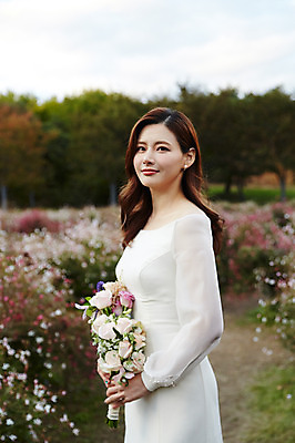 포토 JPG 주간 응시 드레스 여자 행복 신부 부케 결혼 꽃밭 사랑 한명 미소 사람 상반신 성인 야외 옆모습 30대 한국인 가을 예복 설레임 신랑신부 올림픽공원 성인여자한명만 국내포토 자연요소 1 시선 옷 계절 공원 꽃 감정 신부_웨딩 뷰포인트 꽃다발 신랑 서울 표정 동양인 이벤트 장년 여자한명만 성인여자만 파일형식