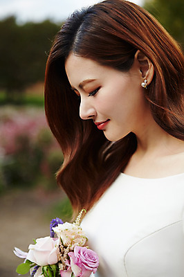 포토 JPG 주간 응시 드레스 여자 행복 신부 부케 결혼 사랑 한명 미소 사람 근접촬영 상반신 성인 야외 옆모습 30대 한국인 가을 예복 설레임 신랑신부 올림픽공원 성인여자한명만 국내포토 자연요소 1 시선 옷 계절 공원 감정 신부_웨딩 뷰포인트 꽃다발 신랑 서울 표정 동양인 이벤트 장년 여자한명만 성인여자만 파일형식