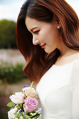 포토 JPG 주간 응시 드레스 여자 행복 신부 부케 결혼 사랑 한명 미소 사람 근접촬영 상반신 성인 야외 옆모습 30대 한국인 가을 예복 설레임 신랑신부 올림픽공원 성인여자한명만 국내포토 자연요소 1 시선 옷 계절 공원 감정 신부_웨딩 뷰포인트 꽃다발 신랑 서울 표정 동양인 이벤트 장년 여자한명만 성인여자만 파일형식