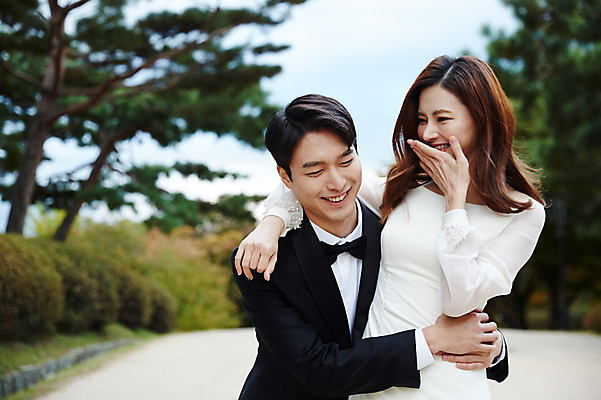 포토 JPG 주간 커플 공원 여자 남자 행복 결혼 안기 사랑 웃음 사람 상반신 20대 성인 야외 두명 앞모습 30대 한국인 가을 즐거움 예복 설레임 신랑신부 올림픽공원 성인만 국내포토 자연요소 옷 계절 공공시설 감정 신부_웨딩 뷰포인트 신랑 관계 모션 서울 표정 동양인 이벤트 청년 장년 파일형식