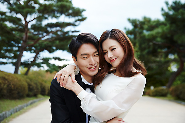 포토 JPG 주간 커플 응시 공원 여자 남자 행복 결혼 안기 사랑 미소 사람 상반신 20대 성인 야외 두명 앞모습 30대 기댐 한국인 가을 예복 설레임 신랑신부 올림픽공원 성인만 국내포토 자연요소 시선 옷 계절 공공시설 감정 신부 뷰포인트 신랑 관계 모션 서울 표정 동양인 이벤트 청년 장년 파일형식 한국 인종 시설 아시아 나라