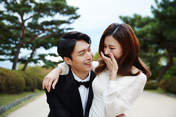 포토 JPG 주간 커플 공원 여자 남자 행복 결혼 안기 사랑 웃음 사람 상반신 20대 성인 야외 두명 앞모습 30대 한국인 가을 즐거움 예복 설레임 신랑신부 올림픽공원 성인만 국내포토 자연요소 옷 계절 공공시설 감정 신부_웨딩 뷰포인트 신랑 관계 모션 서울 표정 동양인 이벤트 청년 장년 파일형식