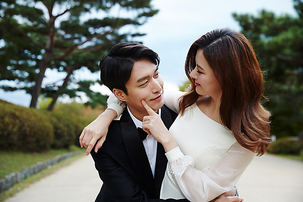 포토 JPG 주간 커플 응시 공원 여자 남자 행복 결혼 장난 안기 사랑 미소 사람 상반신 20대 성인 야외 두명 앞모습 30대 마주보기 한국인 가을 예복 설레임 신랑신부 올림픽공원 성인만 국내포토 자연요소 시선 옷 계절 공공시설 감정 신부_웨딩 뷰포인트 신랑 관계 모션 서울 표정 동양인 이벤트 청년 장년 파일형식