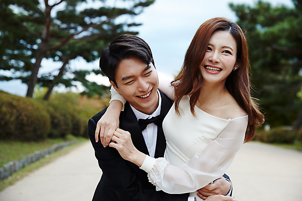 포토 JPG 주간 커플 공원 여자 남자 행복 결혼 안기 사랑 웃음 사람 상반신 20대 성인 야외 두명 앞모습 30대 한국인 가을 즐거움 예복 설레임 신랑신부 올림픽공원 성인만 국내포토 자연요소 옷 계절 공공시설 감정 신부_웨딩 뷰포인트 신랑 관계 모션 서울 표정 동양인 이벤트 청년 장년 파일형식 한국 인종 시설 아시아 나라