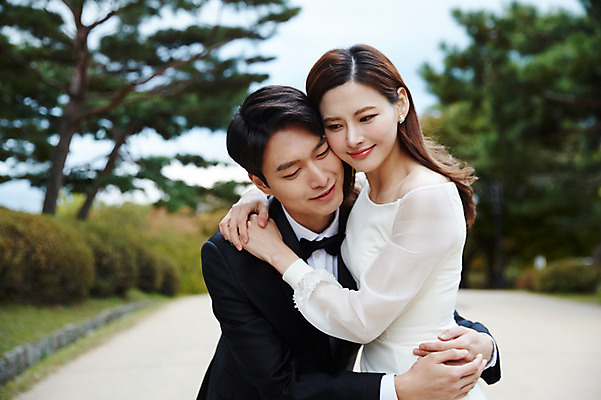 포토 JPG 주간 커플 응시 공원 여자 남자 행복 결혼 안기 사랑 미소 사람 상반신 20대 성인 야외 두명 앞모습 30대 기댐 한국인 가을 예복 설레임 신랑신부 올림픽공원 성인만 국내포토 자연요소 시선 옷 계절 공공시설 감정 신부_웨딩 뷰포인트 신랑 관계 모션 서울 표정 동양인 이벤트 청년 장년 파일형식