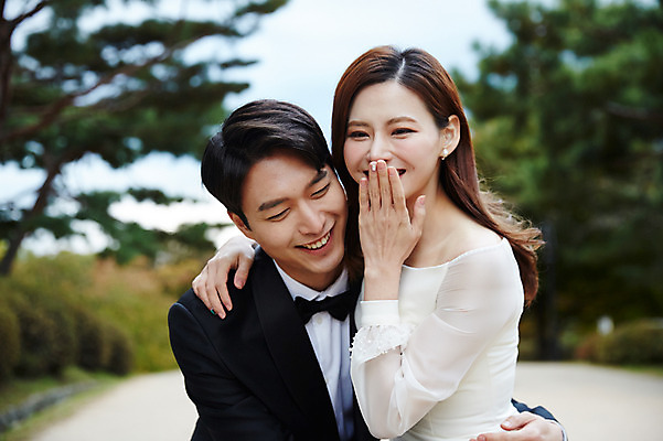 포토 JPG 주간 커플 공원 여자 남자 행복 결혼 안기 사랑 미소 사람 상반신 20대 성인 야외 두명 앞모습 30대 한국인 가을 즐거움 예복 설레임 신랑신부 올림픽공원 성인만 국내포토 자연요소 옷 계절 공공시설 감정 신부_웨딩 뷰포인트 신랑 관계 모션 서울 표정 동양인 이벤트 청년 장년 파일형식