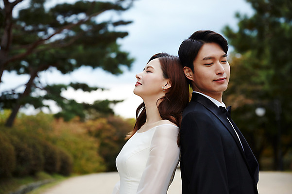 포토 JPG 주간 커플 공원 여자 남자 행복 결혼 사랑 미소 사람 상반신 20대 성인 야외 두명 옆모습 30대 눈감음 한국인 등맞대기 가을 예복 설레임 신랑신부 올림픽공원 성인만 국내포토 자연요소 옷 계절 공공시설 감정 신부_웨딩 뷰포인트 신랑 관계 모션 서울 표정 동양인 이벤트 청년 장년 파일형식