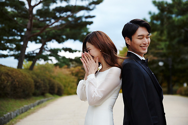포토 JPG 주간 커플 공원 여자 남자 행복 결혼 사랑 서기 웃음 사람 상반신 20대 성인 야외 두명 옆모습 30대 한국인 등맞대기 가을 즐거움 예복 설레임 신랑신부 올림픽공원 성인만 국내포토 자연요소 옷 계절 공공시설 감정 신부 뷰포인트 신랑 관계 모션 서울 표정 동양인 이벤트 청년 장년 파일형식 한국 인종 시설 아시아 나라