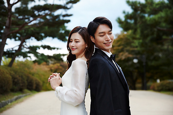 포토 JPG 주간 커플 공원 여자 남자 행복 결혼 사랑 미소 사람 상반신 20대 성인 야외 두명 옆모습 30대 눈감음 한국인 등맞대기 가을 예복 설레임 신랑신부 올림픽공원 성인만 국내포토 자연요소 옷 계절 공공시설 감정 신부_웨딩 뷰포인트 신랑 관계 모션 서울 표정 동양인 이벤트 청년 장년 파일형식