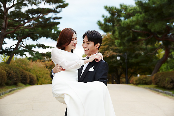 포토 JPG 주간 나무 커플 응시 공원 여자 남자 행복 결혼 안기 사랑 미소 사람 상반신 20대 성인 야외 두명 옆모습 30대 한국인 가을 설레임 신랑신부 올림픽공원 성인만 국내포토 자연요소 식물 시선 계절 공공시설 감정 신부_웨딩 뷰포인트 신랑 관계 모션 서울 표정 동양인 이벤트 청년 장년 파일형식