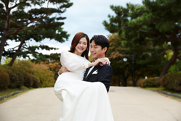 포토 JPG 주간 전신 커플 공원 여자 남자 행복 결혼 안기 사랑 미소 사람 상반신 20대 성인 야외 두명 앞모습 옆모습 30대 한국인 가을 예복 설레임 신랑신부 올림픽공원 성인만 국내포토 자연요소 옷 계절 공공시설 감정 신부_웨딩 뷰포인트 신랑 관계 모션 서울 표정 동양인 이벤트 청년 장년 파일형식 한국 인종 시설 아시아 나라