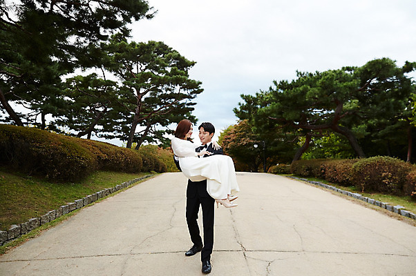 포토 JPG 주간 전신 나무 커플 응시 공원 여자 남자 행복 결혼 안기 사랑 미소 사람 20대 성인 야외 두명 앞모습 30대 걷기 한국인 가을 예복 설레임 신랑신부 올림픽공원 성인만 국내포토 자연요소 식물 시선 옷 계절 공공시설 감정 신부_웨딩 뷰포인트 신랑 관계 모션 서울 표정 동양인 이벤트 청년 장년 파일형식