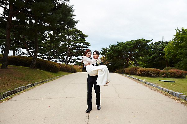 포토 JPG 주간 전신 커플 공원 여자 남자 행복 부케 결혼 안기 사랑 미소 사람 20대 성인 야외 두명 앞모습 30대 한국인 가을 예복 설레임 신랑신부 올림픽공원 성인만 국내포토 자연요소 옷 계절 공공시설 감정 신부_웨딩 뷰포인트 꽃다발 신랑 관계 모션 서울 표정 동양인 이벤트 청년 장년 파일형식