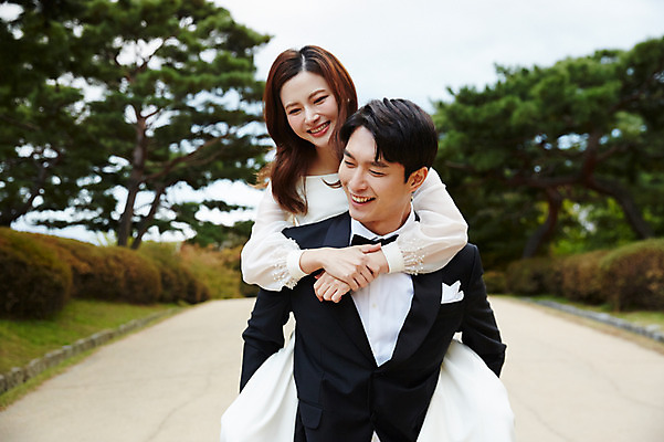 포토 JPG 주간 커플 공원 여자 남자 행복 결혼 사랑 웃음 사람 상반신 20대 성인 야외 두명 앞모습 30대 한국인 가을 즐거움 예복 설레임 신랑신부 업어주기 올림픽공원 성인만 국내포토 자연요소 옷 계절 공공시설 감정 신부_웨딩 뷰포인트 신랑 관계 서울 표정 동양인 이벤트 청년 장년 파일형식