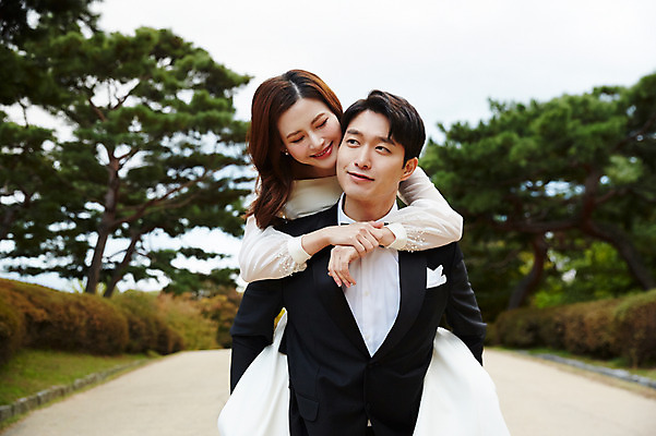 포토 JPG 주간 커플 응시 공원 여자 남자 행복 결혼 사랑 미소 사람 상반신 20대 성인 야외 두명 앞모습 30대 한국인 가을 예복 설레임 신랑신부 업어주기 올림픽공원 성인만 국내포토 자연요소 시선 옷 계절 공공시설 감정 신부_웨딩 뷰포인트 신랑 관계 서울 표정 동양인 이벤트 청년 장년 파일형식