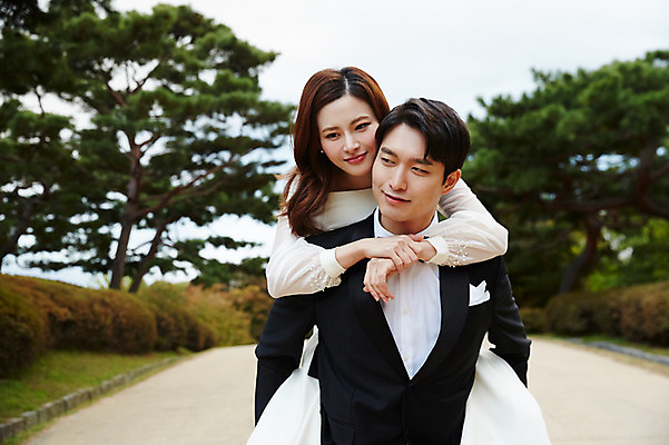 포토 JPG 주간 커플 응시 공원 여자 남자 행복 결혼 사랑 미소 사람 상반신 20대 성인 야외 두명 앞모습 30대 한국인 가을 예복 설레임 신랑신부 업어주기 올림픽공원 성인만 국내포토 자연요소 시선 옷 계절 공공시설 감정 신부_웨딩 뷰포인트 신랑 관계 서울 표정 동양인 이벤트 청년 장년 파일형식