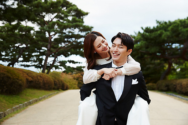 포토 JPG 주간 커플 공원 여자 남자 행복 결혼 사랑 미소 사람 상반신 20대 성인 야외 두명 앞모습 30대 한국인 가을 즐거움 예복 설레임 신랑신부 업어주기 올림픽공원 성인만 국내포토 자연요소 옷 계절 공공시설 감정 신부_웨딩 뷰포인트 신랑 관계 서울 표정 동양인 이벤트 청년 장년 파일형식