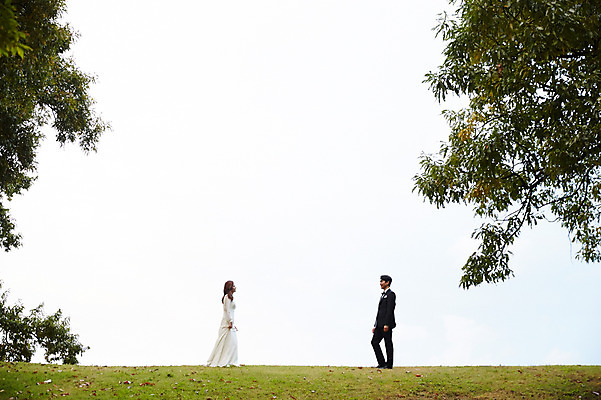 포토 JPG 주간 전신 나무 커플 여자 남자 행복 결혼 하늘 사랑 사람 초원 20대 성인 야외 두명 옆모습 30대 마주보기 걷기 한국인 가을 예복 설레임 신랑신부 올림픽공원 성인만 국내포토 자연요소 식물 옷 계절 공원 감정 신부_웨딩 뷰포인트 신랑 관계 모션 서울 동양인 이벤트 청년 장년 파일형식