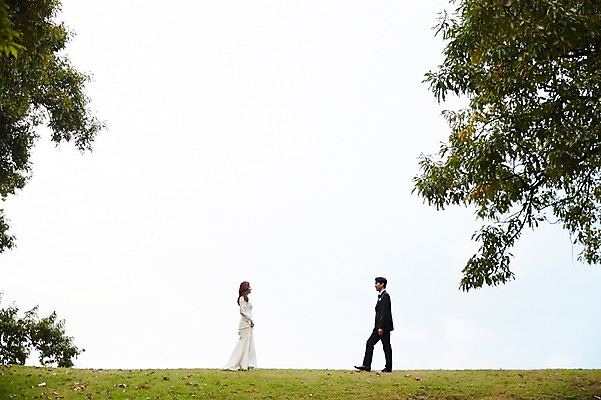 포토 JPG 주간 전신 나무 커플 응시 여자 남자 행복 결혼 하늘 사랑 사람 초원 20대 성인 야외 두명 옆모습 30대 마주보기 걷기 한국인 가을 예복 설레임 신랑신부 올림픽공원 성인만 국내포토 자연요소 식물 시선 옷 계절 공원 감정 신부_웨딩 뷰포인트 신랑 관계 모션 서울 동양인 이벤트 청년 장년 파일형식