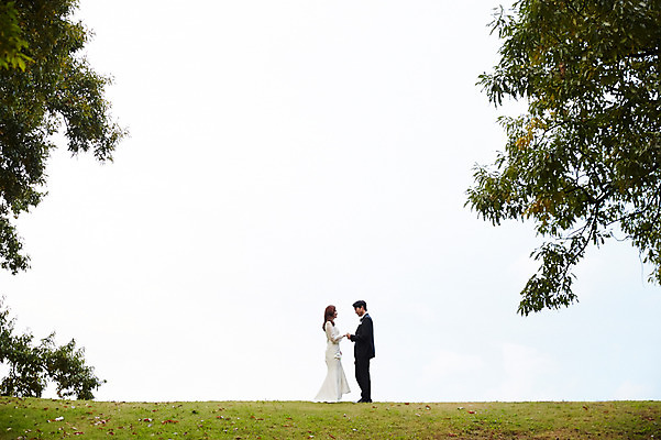 포토 JPG 주간 전신 나무 커플 응시 여자 남자 행복 결혼 하늘 사랑 사람 초원 20대 성인 야외 두명 옆모습 30대 마주보기 손잡기 한국인 가을 예복 설레임 신랑신부 올림픽공원 성인만 국내포토 자연요소 식물 시선 옷 계절 공원 감정 신부_웨딩 뷰포인트 신랑 관계 모션 서울 동양인 이벤트 청년 장년 파일형식