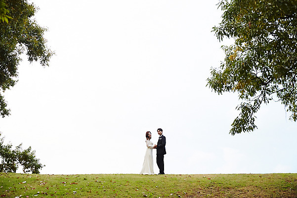 포토 JPG 주간 전신 나무 커플 여자 남자 행복 결혼 하늘 사랑 서기 미소 사람 초원 20대 성인 야외 두명 옆모습 30대 마주보기 손잡기 한국인 가을 예복 설레임 신랑신부 올림픽공원 성인만 국내포토 자연요소 식물 옷 계절 공원 감정 신부_웨딩 뷰포인트 신랑 관계 모션 서울 표정 동양인 이벤트 청년 장년 파일형식