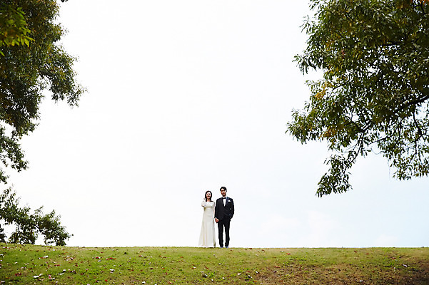 포토 JPG 주간 전신 나무 커플 여자 남자 행복 결혼 하늘 사랑 서기 사람 초원 20대 성인 야외 두명 앞모습 30대 손잡기 한국인 가을 예복 설레임 신랑신부 올림픽공원 성인만 국내포토 자연요소 식물 옷 계절 공원 감정 신부_웨딩 뷰포인트 신랑 관계 모션 서울 동양인 이벤트 청년 장년 파일형식
