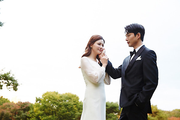 포토 JPG 주간 커플 응시 여자 남자 행복 결혼 사랑 미소 사람 상반신 20대 성인 야외 두명 옆모습 30대 마주보기 손잡기 한국인 가을 주머니손 예복 설레임 신랑신부 올림픽공원 성인만 국내포토 자연요소 시선 옷 계절 공원 감정 신부_웨딩 뷰포인트 신랑 관계 모션 서울 표정 동양인 이벤트 청년 장년 파일형식