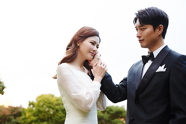 포토 JPG 주간 커플 응시 여자 남자 행복 결혼 사랑 미소 사람 상반신 20대 성인 야외 두명 옆모습 30대 마주보기 손잡기 한국인 가을 예복 설레임 신랑신부 올림픽공원 성인만 국내포토 자연요소 시선 옷 계절 공원 감정 신부_웨딩 뷰포인트 신랑 관계 모션 서울 표정 동양인 이벤트 청년 장년 파일형식