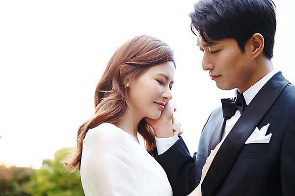 포토 JPG 주간 커플 응시 여자 남자 행복 결혼 사랑 사람 상반신 20대 성인 야외 두명 옆모습 30대 마주보기 눈감음 손잡기 한국인 가을 예복 설레임 신랑신부 올림픽공원 성인만 국내포토 자연요소 시선 옷 계절 공원 감정 신부_웨딩 뷰포인트 신랑 관계 모션 서울 동양인 이벤트 청년 장년 파일형식