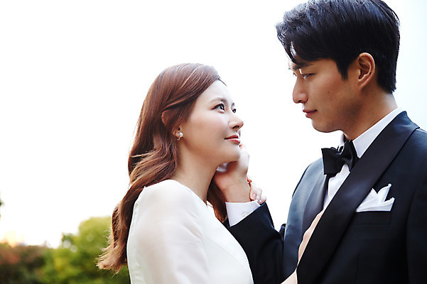 포토 JPG 주간 커플 응시 여자 남자 행복 결혼 사랑 미소 사람 상반신 20대 성인 야외 두명 옆모습 30대 마주보기 한국인 가을 예복 설레임 신랑신부 올림픽공원 성인만 국내포토 자연요소 시선 옷 계절 공원 감정 신부_웨딩 뷰포인트 신랑 관계 모션 서울 표정 동양인 이벤트 청년 장년 파일형식